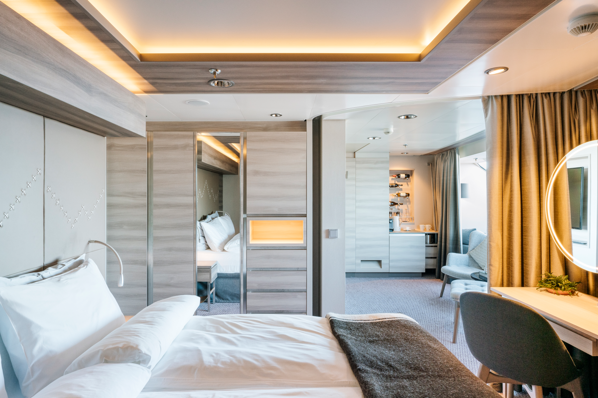 MyCruise Hurtigruten MS-Roald-Amundsen Kahytter Suite MF1